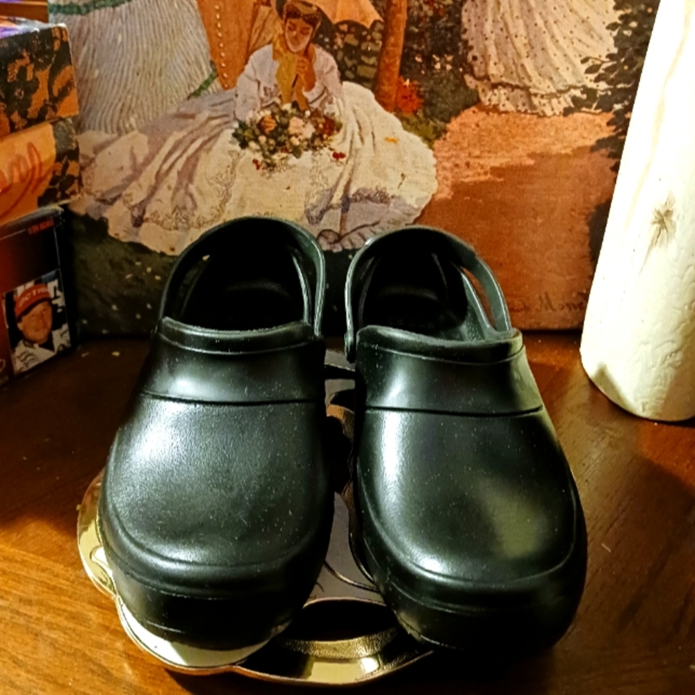 🏞🏝🏖🏕🌉CROCS Classic Black Lady🩴👙 Size 7 ,Nice Gift Giving Item.🚢🚤⛵🚣